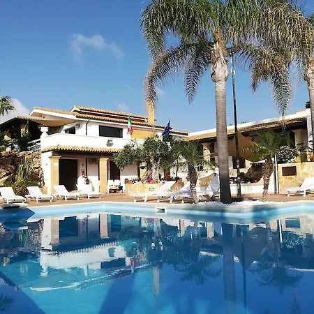 Carlo Hotel